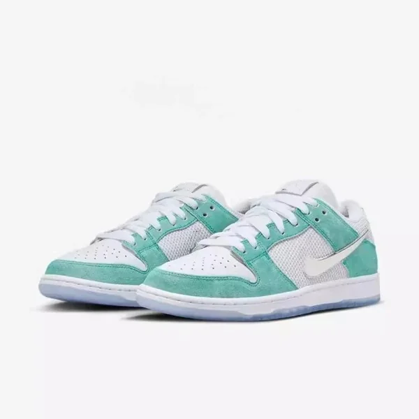 Dunk SB April